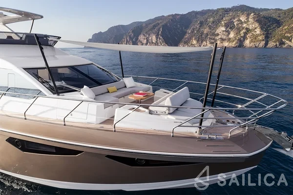 Azimut 60 - Yacht Charter Sailica