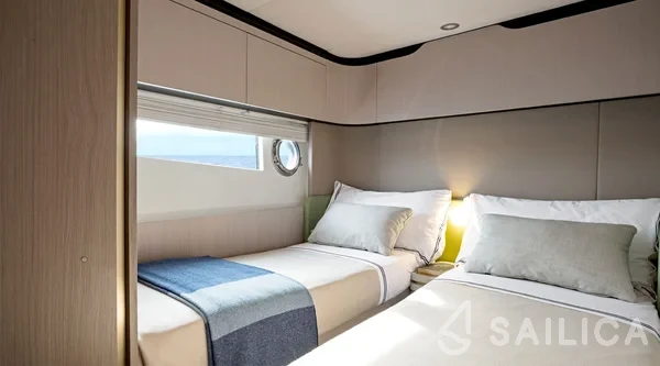 Azimut 60 - Yacht Charter Sailica