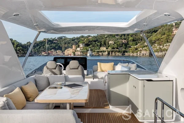 Azimut 60 - Yacht Charter Sailica