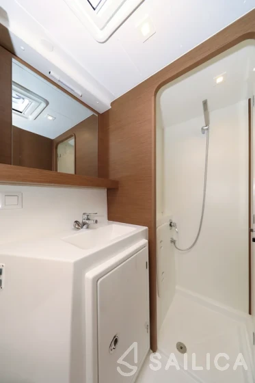 Lagoon 42 - Yacht Charter Sailica