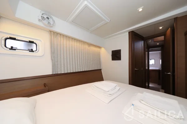 Lagoon 42 - Yacht Charter Sailica