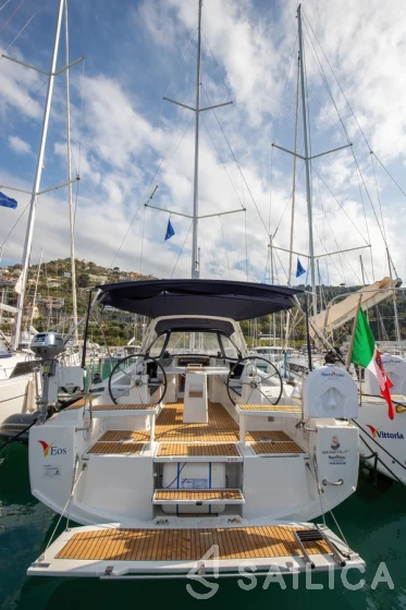 Oceanis 38.1 - Yacht Charter Sailica