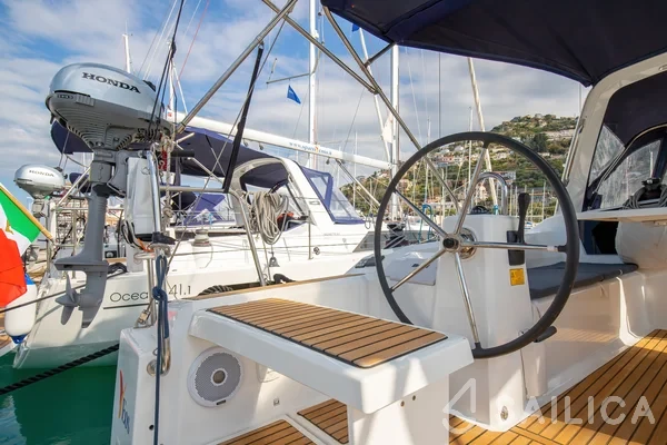 Oceanis 38.1 - Yacht Charter Sailica