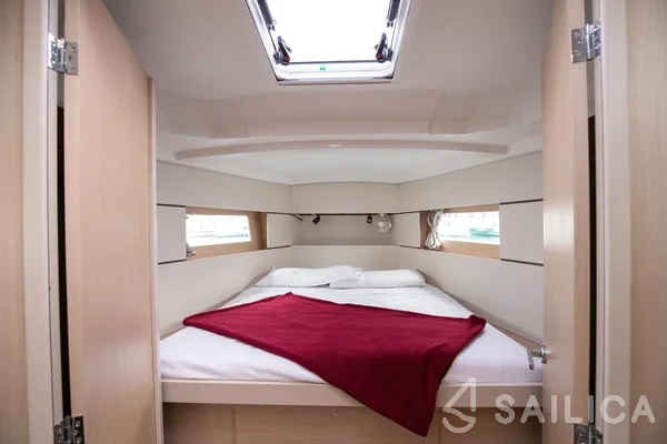 Oceanis 38.1 - Yacht Charter Sailica