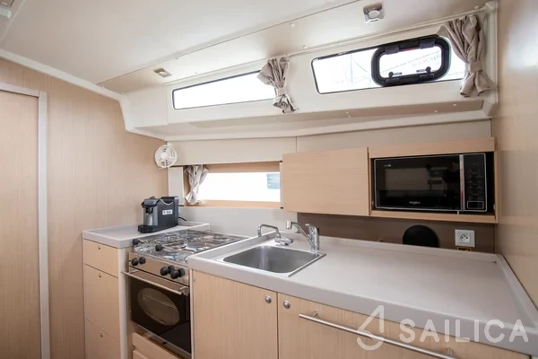 Oceanis 38.1 - Yacht Charter Sailica
