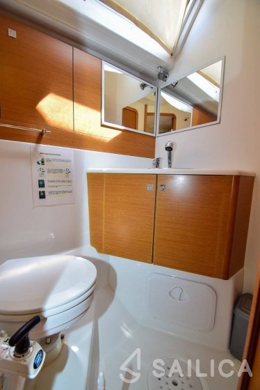 Jeanneau 53 - Yacht Charter Sailica