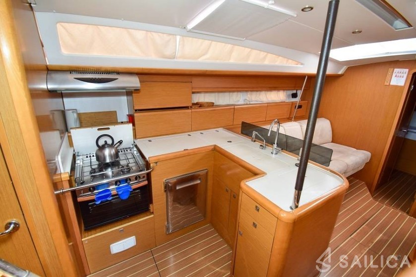 Jeanneau 53 - Yacht Charter Sailica