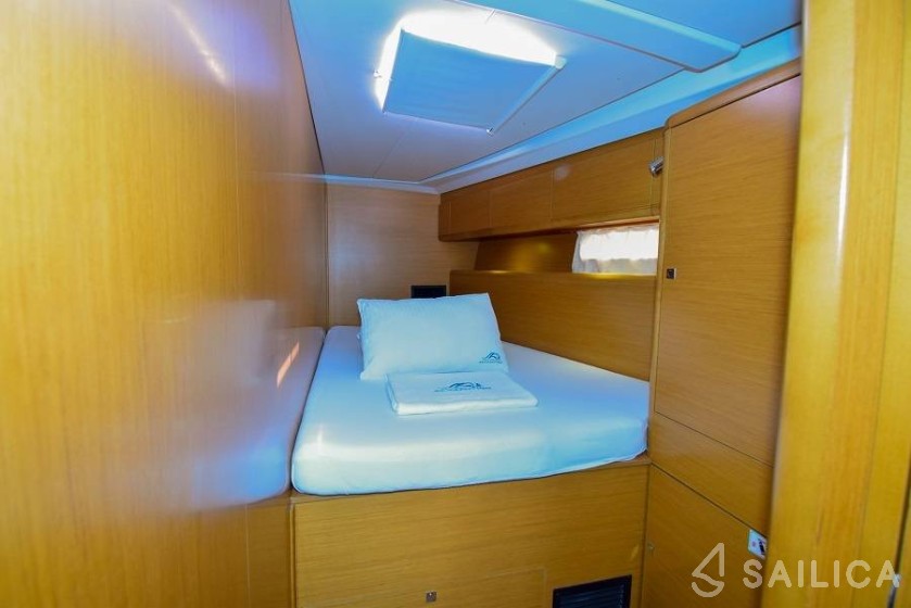 Jeanneau 53 - Yacht Charter Sailica