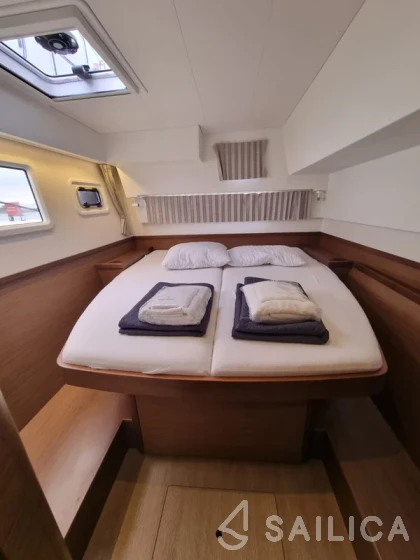 Lagoon 42 - Yacht Charter Sailica