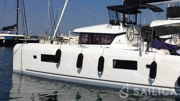 Lagoon 42 - Yacht Charter Sailica