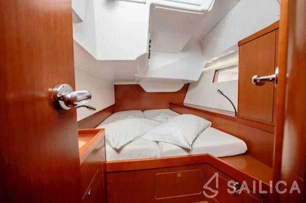Oceanis 48 - Yacht Charter Sailica