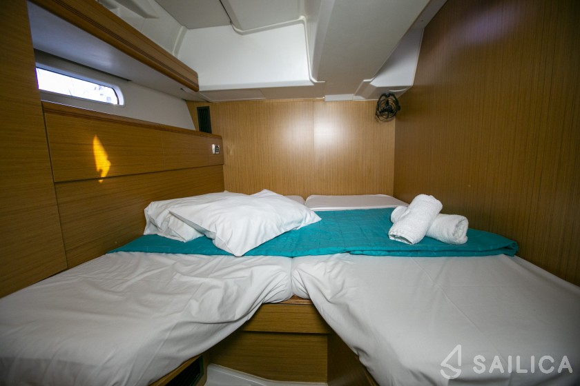 Jeanneau 53 - Yacht Charter Sailica
