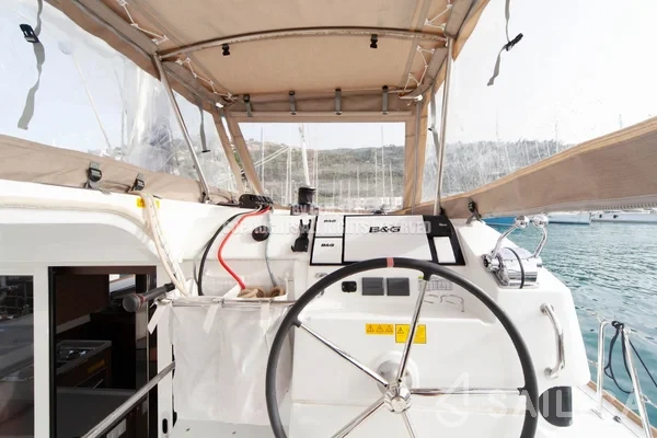 Lagoon 40 - Yacht Charter Sailica