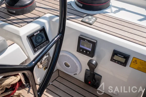 Oceanis 51.1 - Yacht Charter Sailica