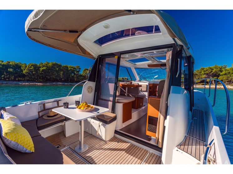 Merry Fisher 855 - Yacht Charter Sailica