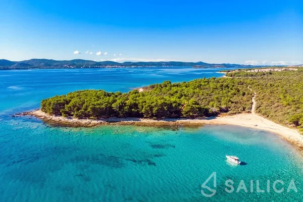 Merry Fisher 855 - Yacht Charter Sailica