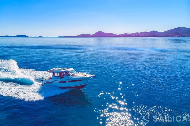 Merry Fisher 855 - Yacht Charter Sailica