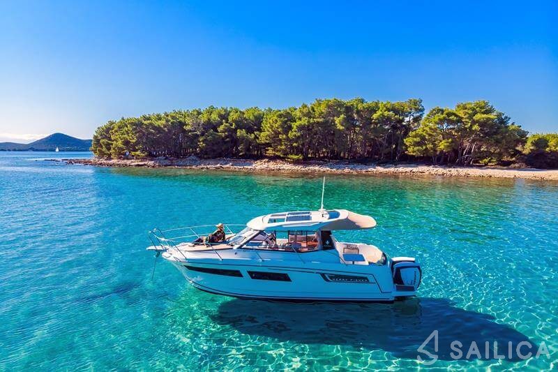 Merry Fisher 855 - Yacht Charter Sailica