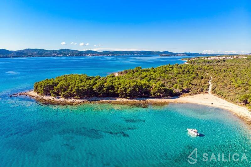 Merry Fisher 855 - Yacht Charter Sailica
