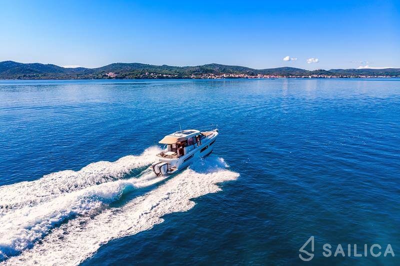 Merry Fisher 855 - Yacht Charter Sailica