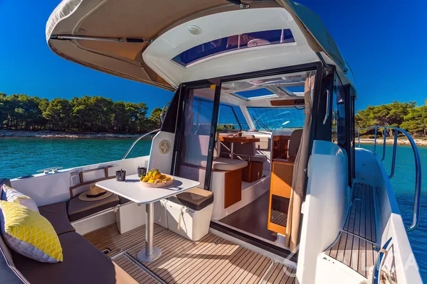 Merry Fisher 855 - Yacht Charter Sailica