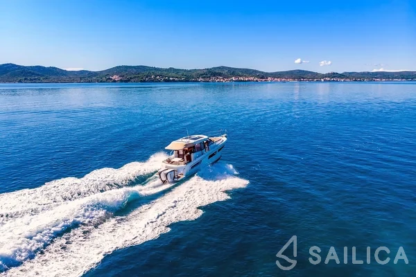Merry Fisher 855 - Yacht Charter Sailica