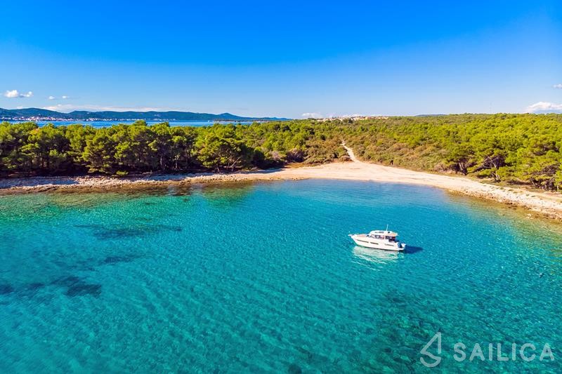 Merry Fisher 855 - Yacht Charter Sailica
