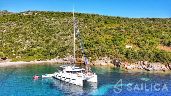 Bali 4.1 - Yacht Charter Sailica