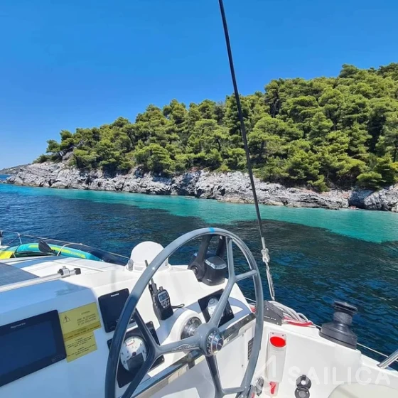 Bali 4.1 - Yacht Charter Sailica