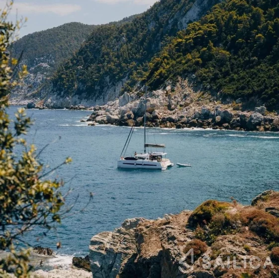 Bali 4.1 - Yacht Charter Sailica