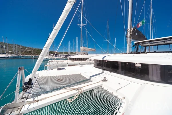 Lagoon 42 - Yacht Charter Sailica