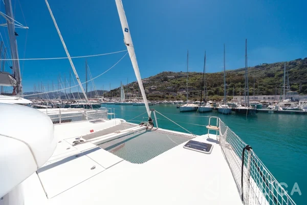 Lagoon 42 - Yacht Charter Sailica