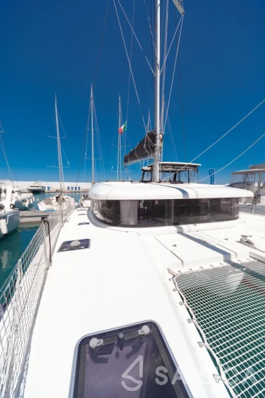 Lagoon 42 - Yacht Charter Sailica