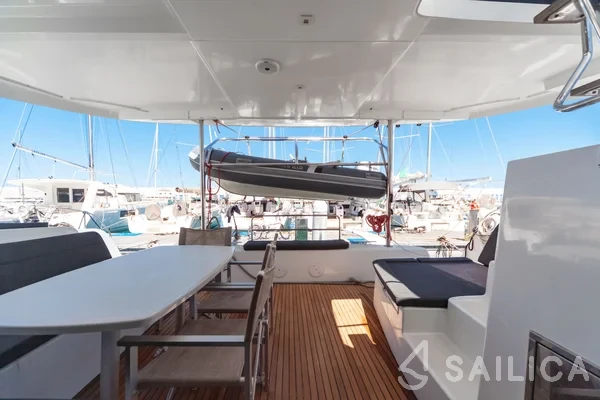 Lagoon 42 - Yacht Charter Sailica