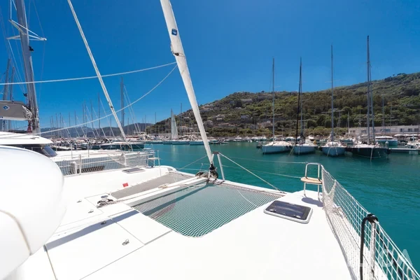 Lagoon 42 - Yacht Charter Sailica