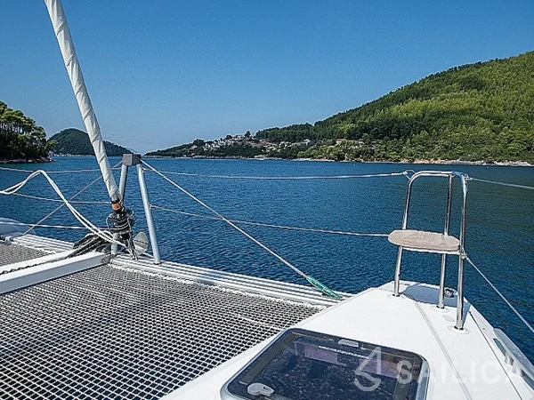Lagoon 42 - Yacht Charter Sailica