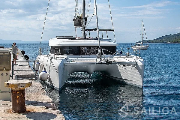 Lagoon 42 - Yacht Charter Sailica