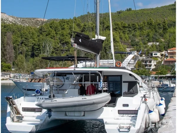 Lagoon 42 - Yacht Charter Sailica