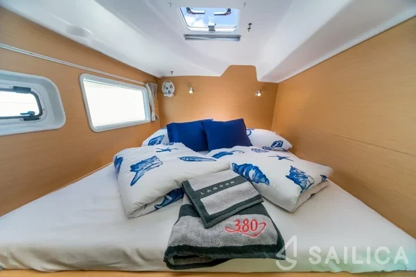 Lagoon 380 - Yacht Charter Sailica