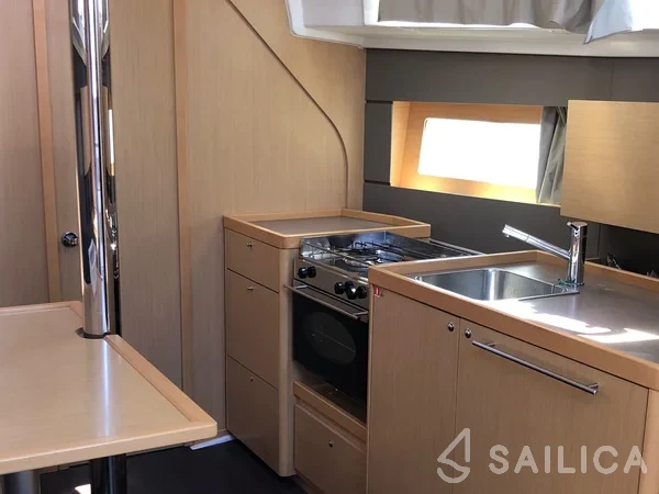Oceanis 38 - Yacht Charter Sailica