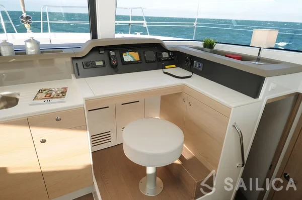 Bali 4.1 - Yacht Charter Sailica