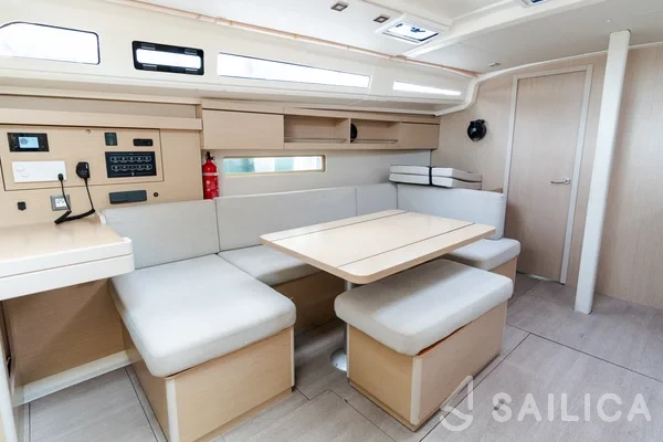 Oceanis 40.1 - Yacht Charter Sailica