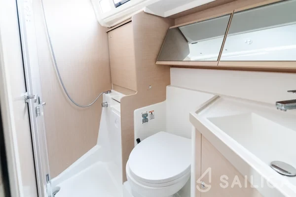 Oceanis 40.1 - Yacht Charter Sailica