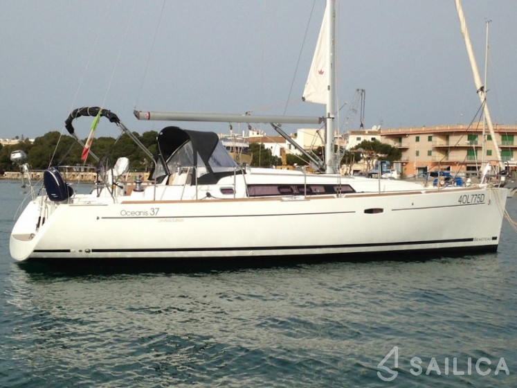 Oceanis 37 - Yacht Charter Sailica