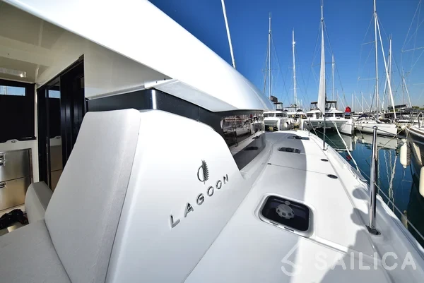 Lagoon 42 - Yacht Charter Sailica
