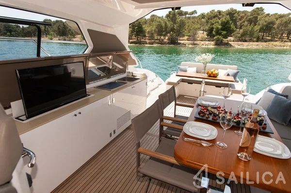 Azimut 50 - Yacht Charter Sailica