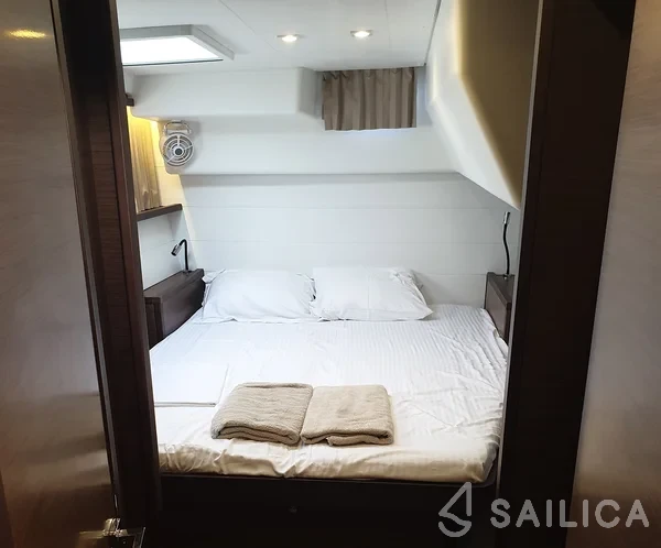 Lagoon 450  Flybridge - Yacht Charter Sailica