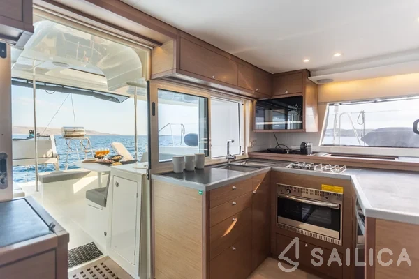 Lagoon 450  Flybridge - Yacht Charter Sailica