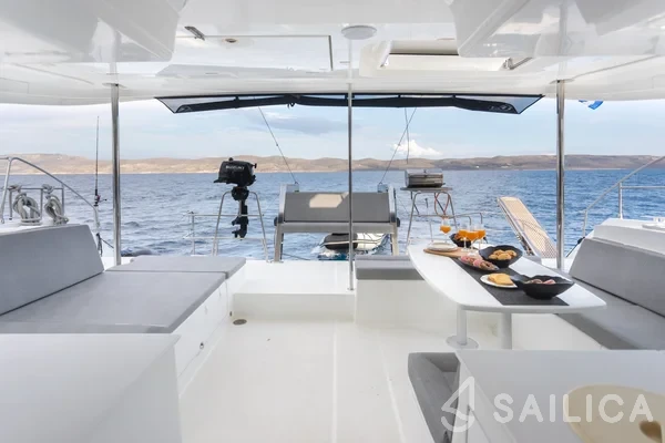 Lagoon 450  Flybridge - Yacht Charter Sailica