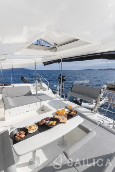 Lagoon 450  Flybridge - Yacht Charter Sailica